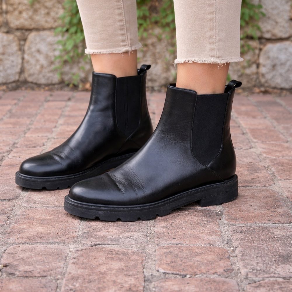STUART WEITZMAN Black Leather Chelsea Boots, 6B